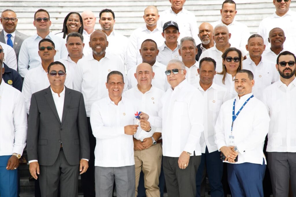Autoridades y representantes municipales durante entrega de camiones compactadores