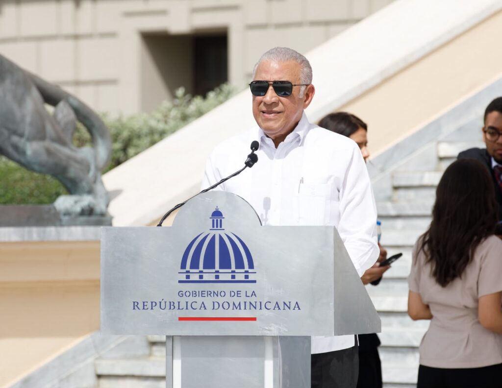 Andrés Bautista durante entrega de camiones compactadores