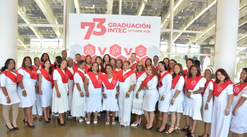 Becarios del Inafocam durante la graduación de INTEC