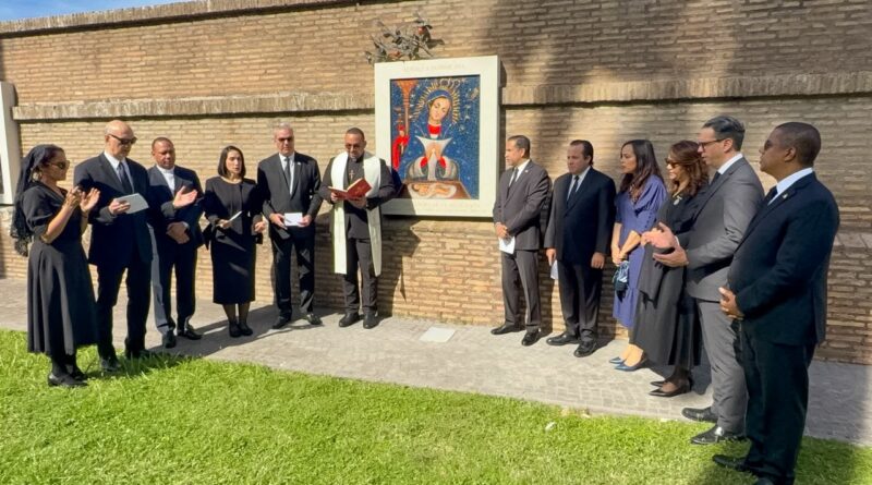Oración por la salud del papa León XIV en los jardines del Vaticano