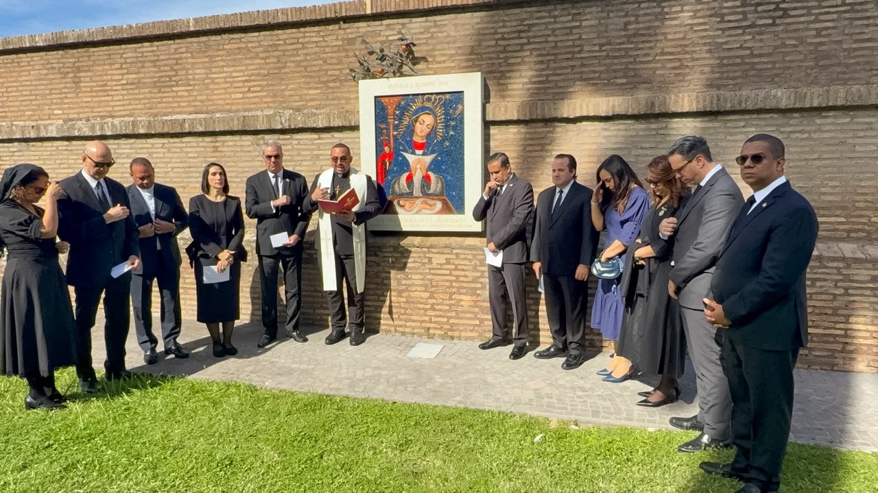 Momento de recogimiento durante oración en los jardines del Vaticano