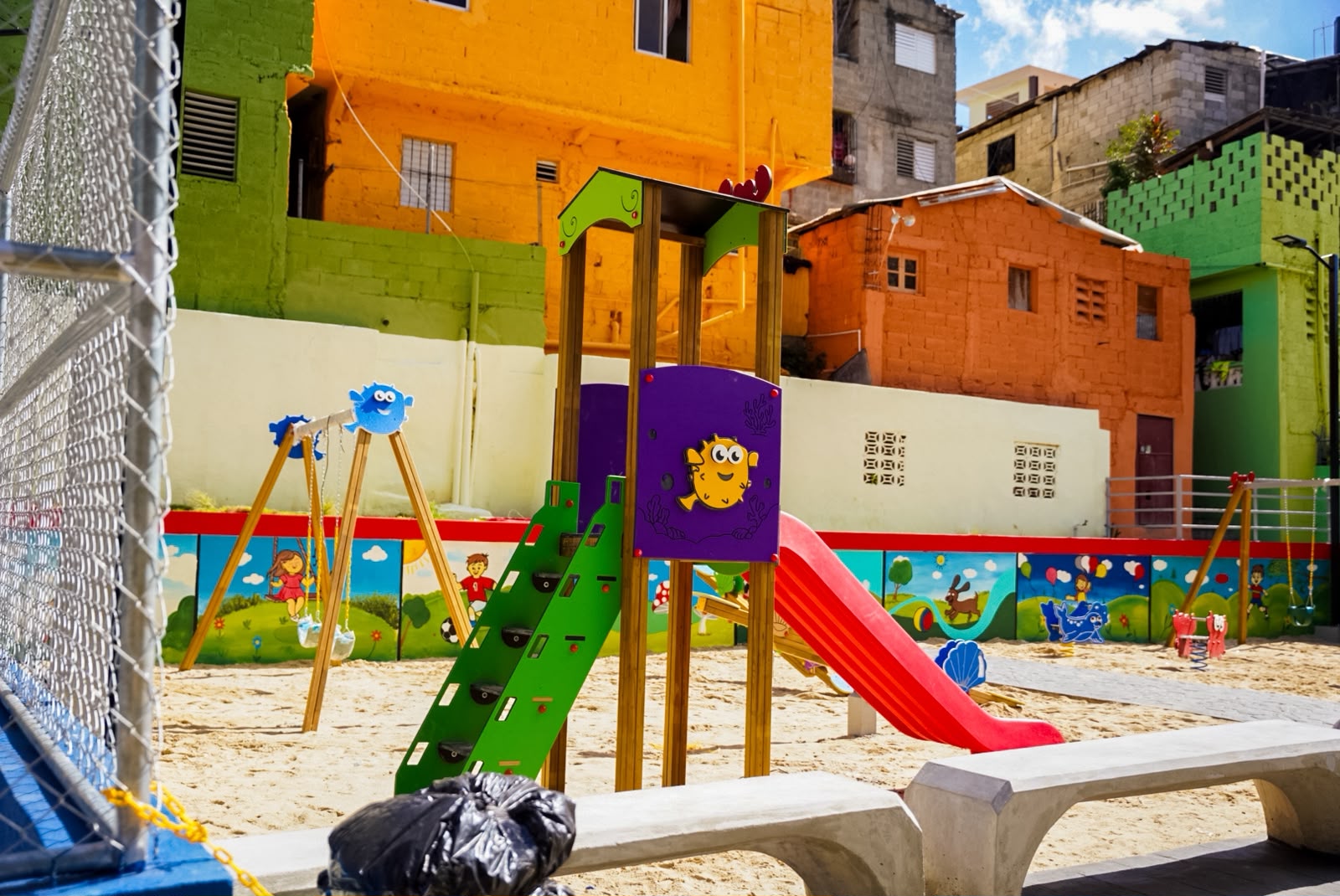 Área de juegos infantiles construida en Santo Domingo Oeste