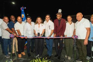 Participantes en la inauguración sostienen una cinta tricolor durante la apertura del parque Padre Castellanos.