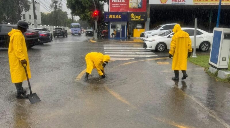 Brigadistas de la Alcaldía del Distrito Nacional trabajan bajo la lluvia