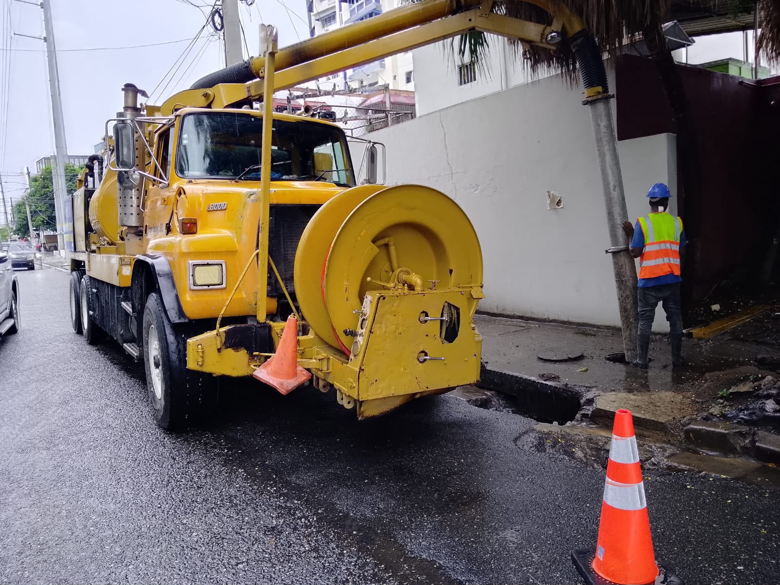 Camión succionador trabaja durante las lluvias en el Distrito Nacional