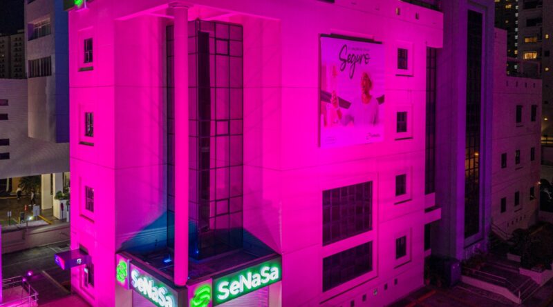 Sede de SeNaSa iluminada de rosa por el mes de sensibilización sobre el cáncer de mama