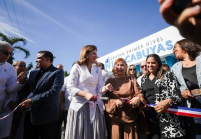 Raquel Peña y director del SNS entregan remozado Centro de Primer Nivel Las Cabuyas