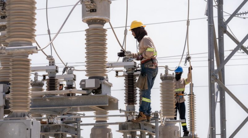 Técnicos realizan trabajos de mantenimiento en infraestructura eléctrica de ETED