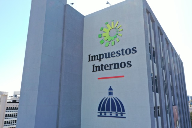 Fachada del edificio de la DGII, con su logotipo verde y el letrero «Impuestos Internos».