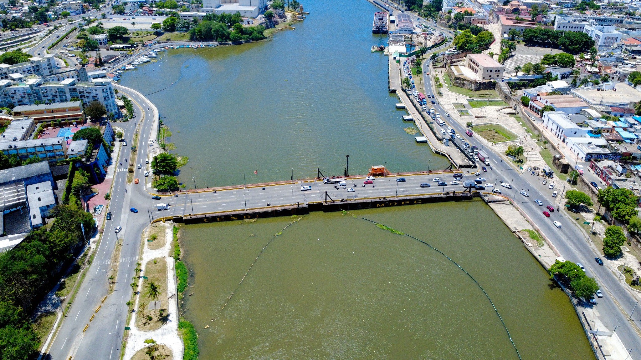 Vista panorámica del Puente Flotante y sus accesos en ambas orillas del río Ozama.